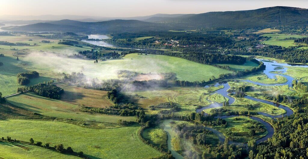 Im zweiten Teil nehmen wir dich mit auf Wanderwege durch den Böhmerwald, entlang der Moldau auf dem Rad und in die lebhaften Städte der Region – und verraten dir, wo du regional, saisonal und mit echtem böhmischen Charakter speisen kannst.