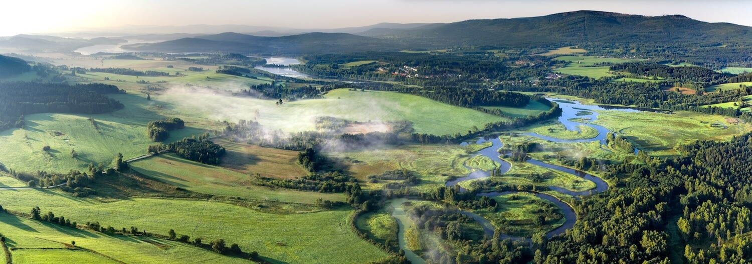Im zweiten Teil nehmen wir dich mit auf Wanderwege durch den Böhmerwald, entlang der Moldau auf dem Rad und in die lebhaften Städte der Region – und verraten dir, wo du regional, saisonal und mit echtem böhmischen Charakter speisen kannst.