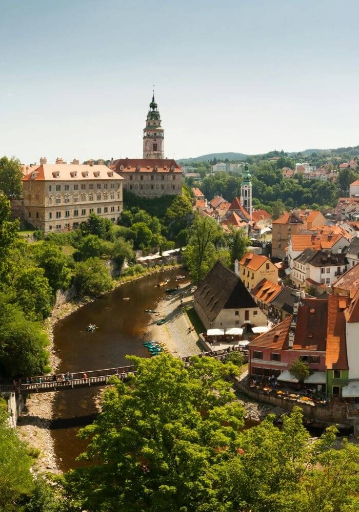 Im ersten Teil zeigen wir dir, wie du klimafreundlich nach Pilsen und Südböhmen reist und welche sorgfältig ausgewählten Wellness- und Boutique-Hotels böhmische Gastlichkeit, regionale Naturverbundenheit und stilvolles Design miteinander verbinden.