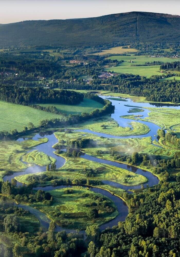 Im zweiten Teil nehmen wir dich mit auf Wanderwege durch den Böhmerwald, entlang der Moldau auf dem Rad und in die lebhaften Städte der Region – und verraten dir, wo du regional, saisonal und mit echtem böhmischen Charakter speisen kannst.