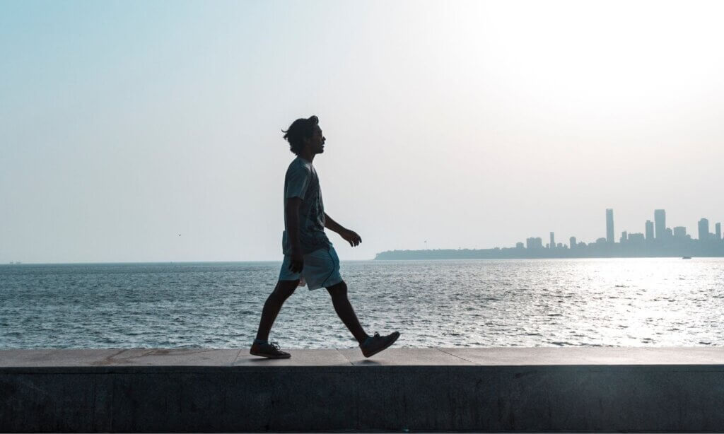 Neben genetischen Faktoren spielen Umwelteinflüsse eine zunehmend beachtete Rolle in der Parkinson-Entstehung.Auf der Seite der schützenden Faktoren zeigt die Forschung, dass regelmäßige körperliche Bewegung nicht nur die Symptome lindern, sondern möglicherweise auch neuroprotektiv wirken kann. 