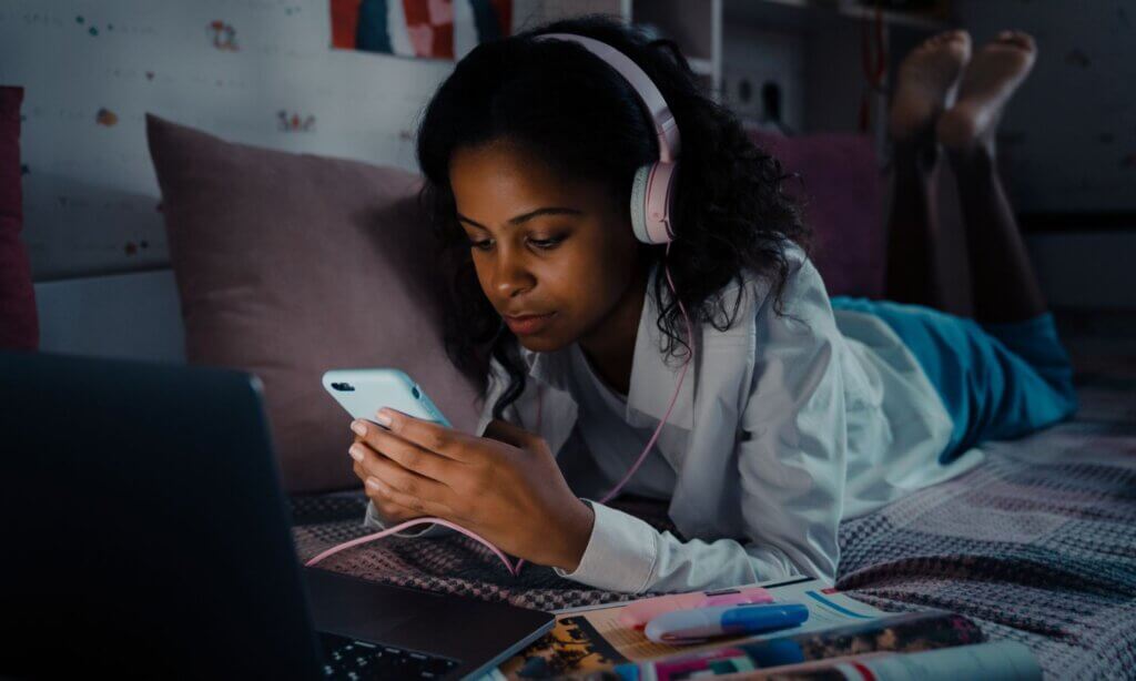 Das Symposium vereinte vier Kurzvorträge rund um die Frage, wie Smartphone- und Social-Media-Nutzung das Leben von Babys, Eltern und Jugendlichen beeinflusst – und beleuchtete dabei bewusst sowohl Risiken als auch Ressourcen.