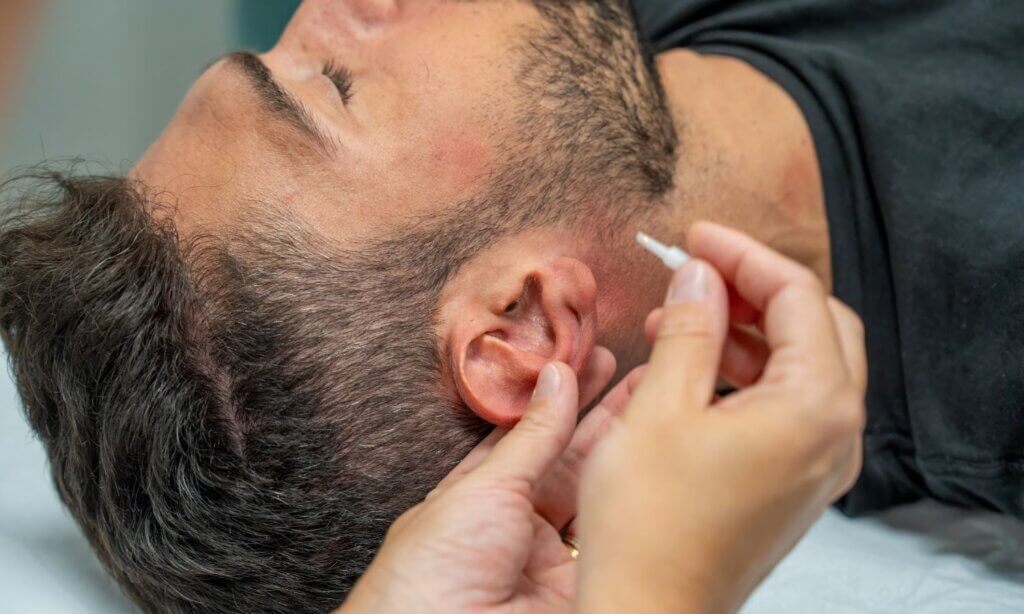 Dry Needling ist kein Allheilmittel, aber sein Anwendungsbereich ist beachtlich. Es kommt vor allem bei muskuloskelettalen Beschwerden zum Einsatz: Rücken- und Nackenschmerzen, Schulter- und Armprobleme, Tennis- und Golferellenbogen, Knieschmerzen, Überlastungen im Sport oder muskuläre Dysbalancen.