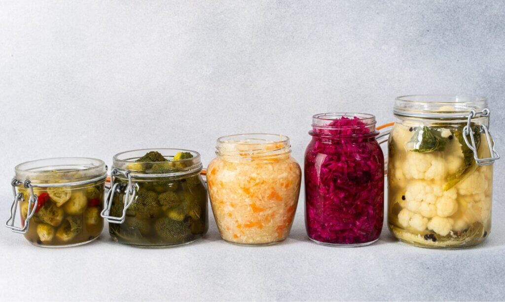 Martin Leitner zeichnete ein lebendiges Bild der Fermentation: eine seit 6.000–8.000 Jahren praktizierte Methode, die weit mehr ist als bloße Konservierung. Heute steht Fermentation für mikrobielle Umwandlung von Lebensmitteln mit positiven Effekten auf Mikrobiom, bioaktive Stoffe und Sensorik.