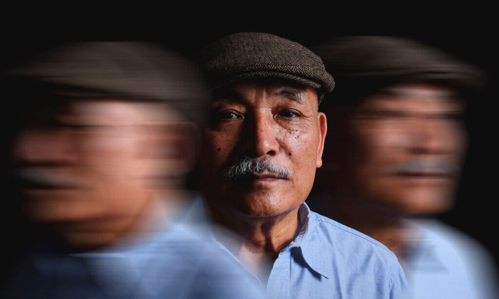 Morbus Parkinson ist eine fortschreitende neurodegenerative Erkrankung, bei der vor allem dopaminproduzierende Nervenzellen in der Substantia nigra im Mittelhirn absterben. 