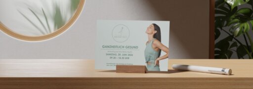 Mit einem handlichen Druckformat Events ankündigen, Patientinnen und Patienten ansprechen und deine Praxis professionell präsentieren – ganz ohne Designvorkenntnisse.