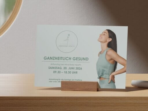 Mit einem handlichen Druckformat Events ankündigen, Patientinnen und Patienten ansprechen und deine Praxis professionell präsentieren – ganz ohne Designvorkenntnisse.
