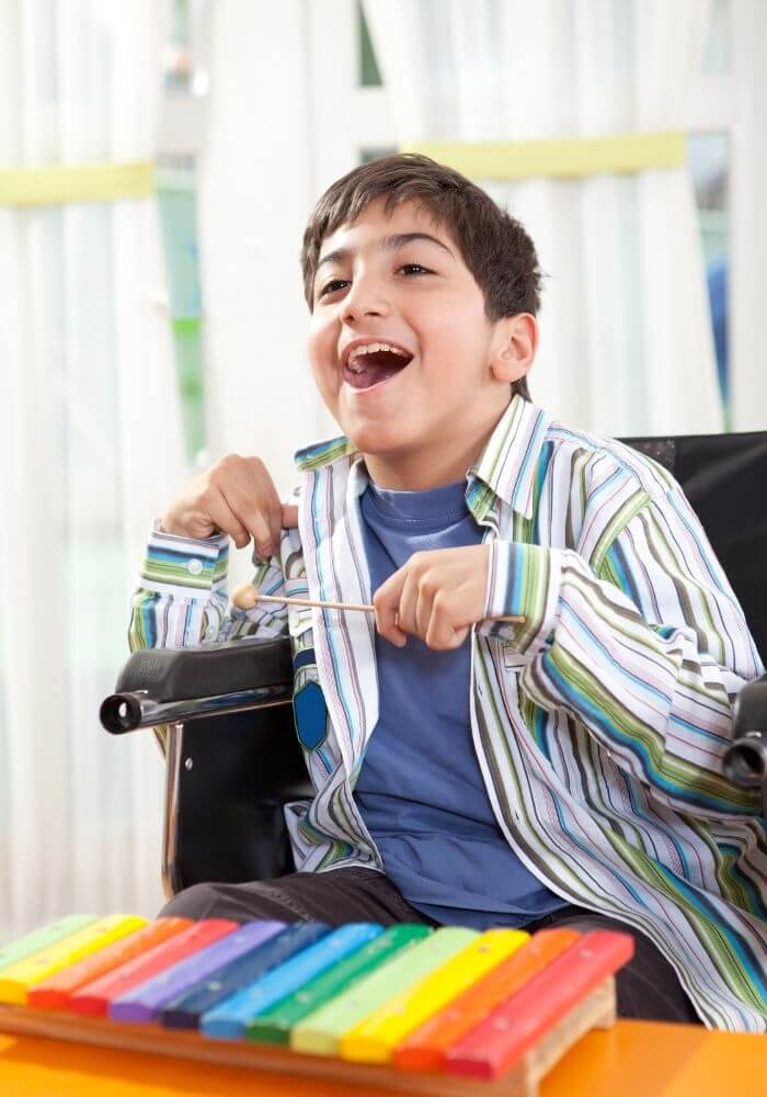 Gegründet zur Zeit der Flüchtlingskrise, hat sich die Musiktherapie Initiative e. V. in Hamburg zur Anlaufstelle für Menschen entwickelt, die sich Musiktherapie normalerweise nicht leisten können.