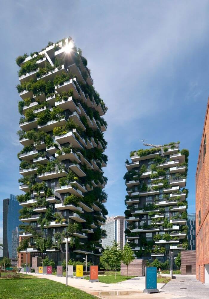 Bevor wir uns ganz dem Interieur widmen, lohnt ein Blick auf ein Beispiel, das zeigt, wohin biophiles Denken in seiner konsequentesten Form führen kann: der Bosco Verticale in Mailand.
