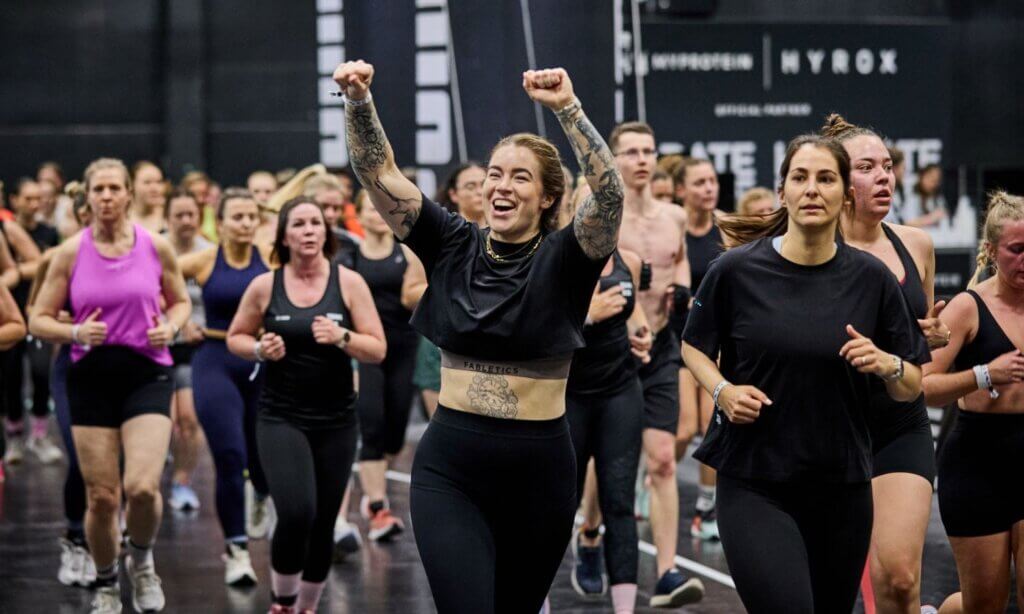 Wer Fitnessstudios in den letzten Jahren beobachtet hat, hat es sicher bemerkt: HYROX – ein Wettkampfformat, das Laufen mit funktionellen Übungen wie Rudern, Skierg, Sandsackschleppen und Burpees kombiniert – ist auf dem Weg vom Nischensport zum Massenphänomen. 