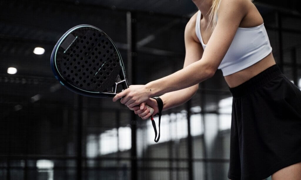 Wer hätte gedacht, dass ein ursprünglich in Mexiko erfundener Racketsport zum Fitnesstrend des Jahrzehnts wird? Padel-Tennis – gespielt in einem verglasten Käfig, im Doppel, mit kürzeren Rackets und einem etwas druckärmeren Ball als beim klassischen Tennis – ist auf der FIBO 2026 als aufstrebender Mainstream-Sport angekommen.