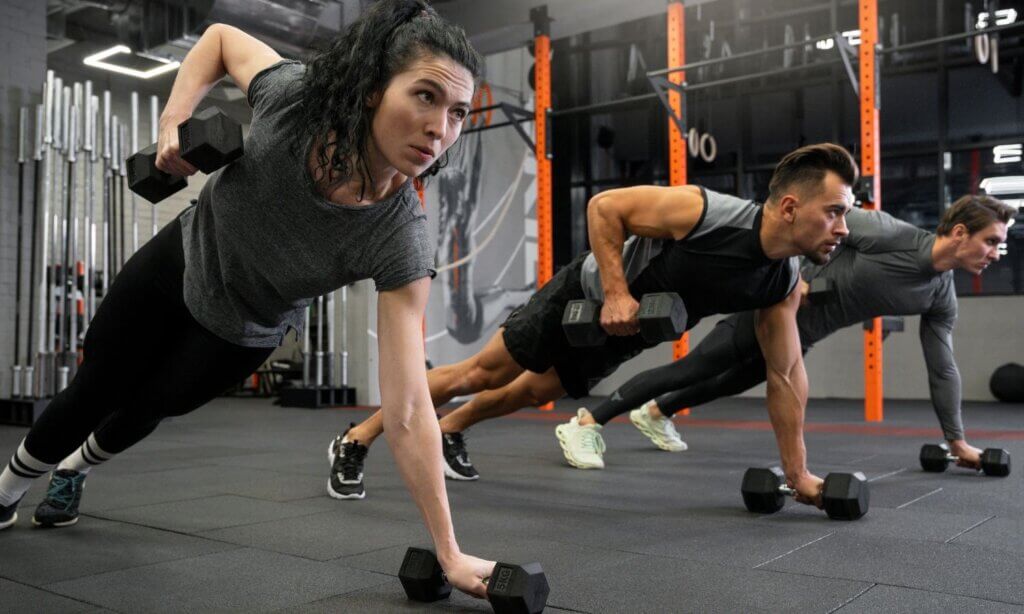 Keine Zeit ist keine Ausrede mehr. Eine der deutlichsten Botschaften der FIBO 2026 lautete: Effektives Training muss nicht lang sein. Kurze, intensive Trainingseinheiten – sogenannte Micro- oder Short Workouts – dominieren die Programmangebote und Geräteentwicklungen. 