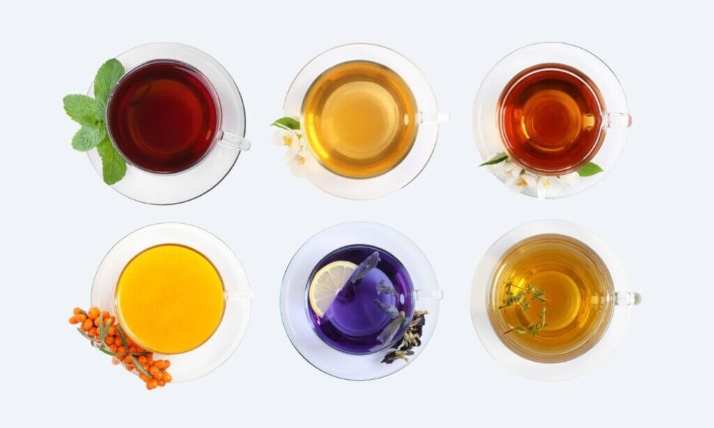 Echter Tee ist nur jener, der aus der Pflanze Camellia sinensis – dem Teestrauch – gewonnen wird. Alles andere, ob Kamillenblüten, Pfefferminzblätter oder getrocknete Früchte, ist streng genommen kein Tee, sondern ein teeähnliches Erzeugnis.