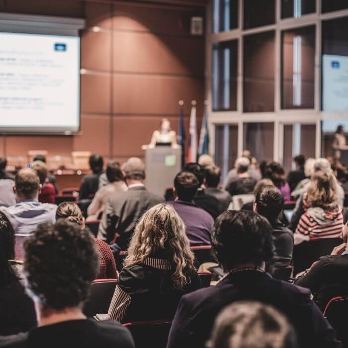 Digitalisierung, KI, Nachhaltigkeit und Co.: Mit diesen fünf Weiterbildungsthemen sollten sich TherapeutInnen 2026 auseinandersetzen, um fachlich, mental und strukturell gut aufgestellt zu sein.