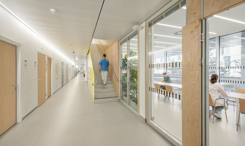 Das Gebäude fügt sich harmonisch in die Gesamtstruktur des Standorts entlang der Triesterstraße ein und verbindet Funktionalität und Ästhetik mit dem Thema Gesundheit und Respekt vor der Natur.