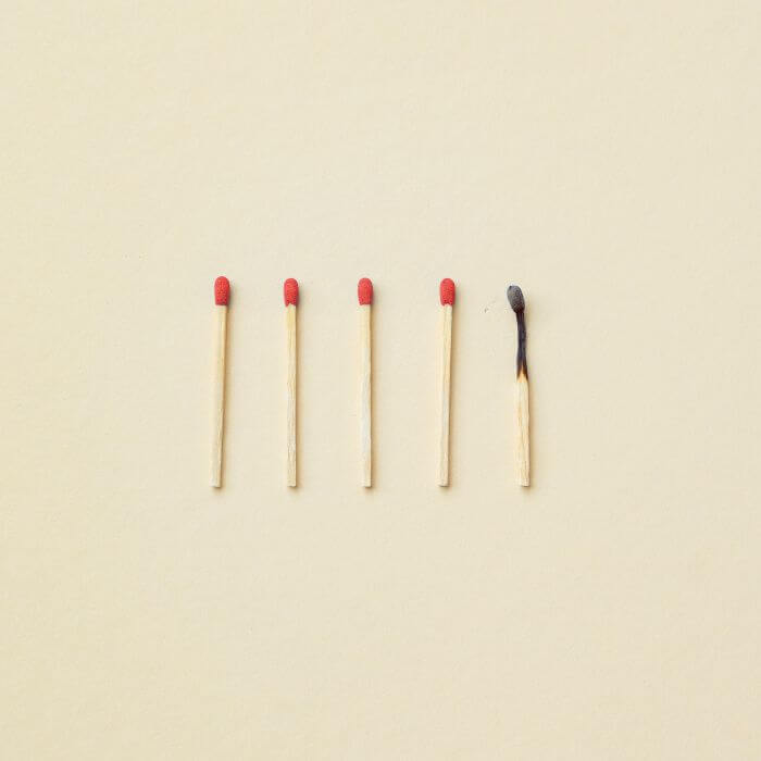Burnout betrifft Menschen, im Gesundheitswesen besonders stark. Wir werfen einen allgemeinen Blick auf Symptome und die Behandlung von Burnout und sprechen mit dem Psychologen Georg Hafner über Burnout-Prävention.