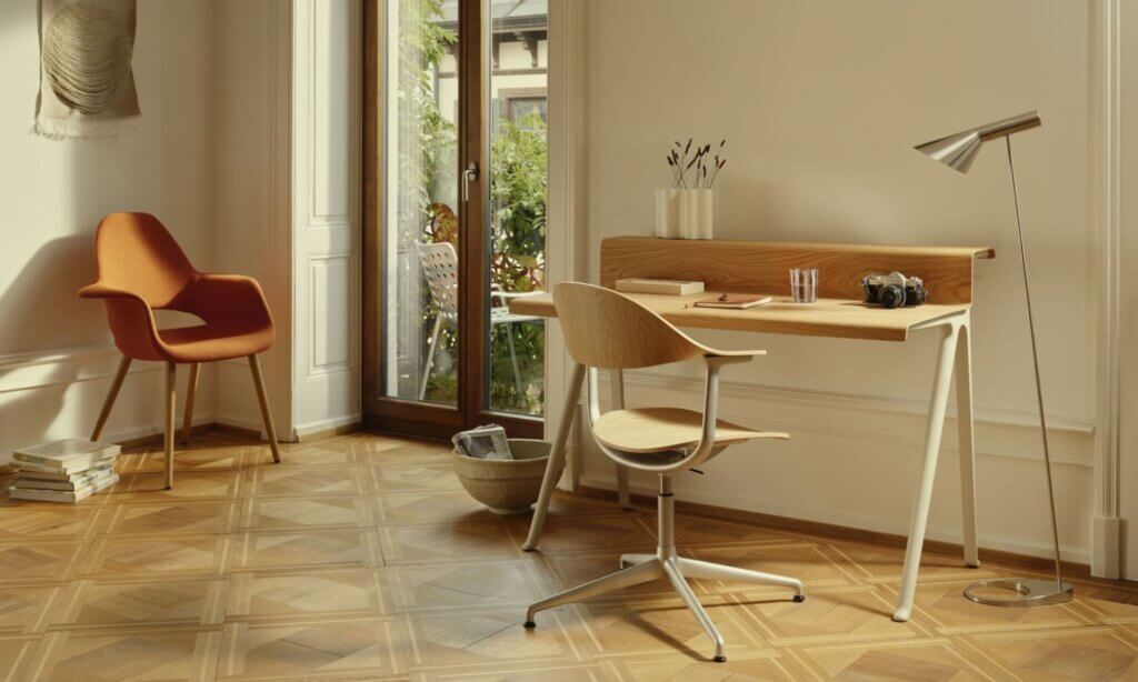 Bürostuhl Mynt und Schreibtisch Courier von Vitra