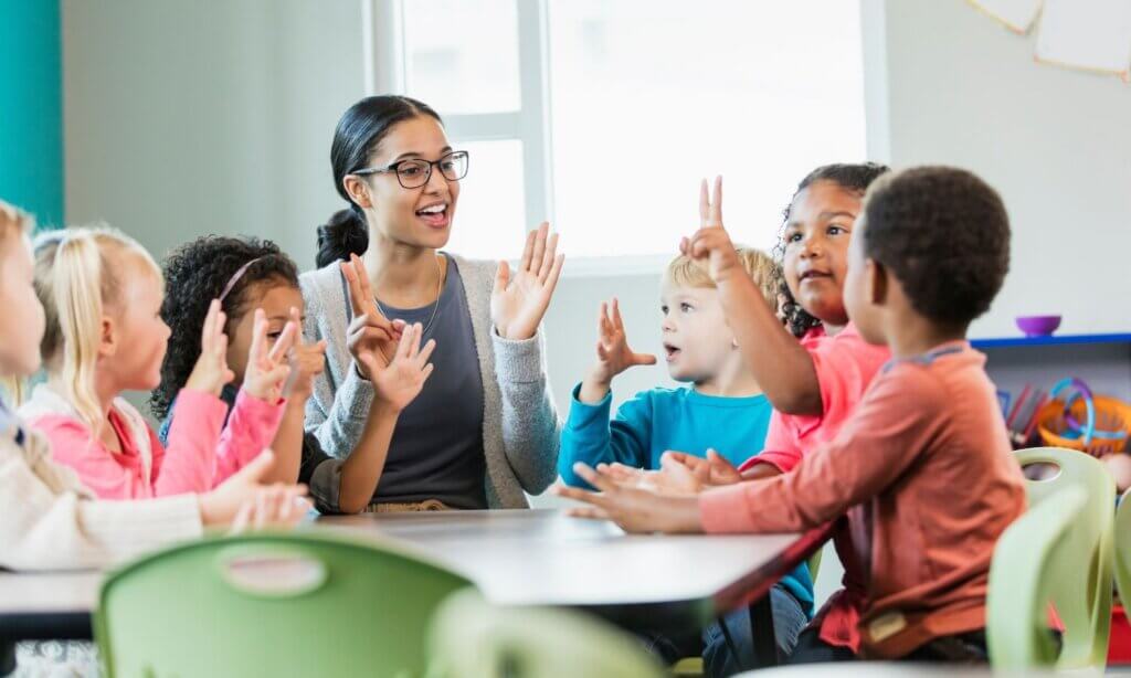 Sandra Tietge brachte in das Symposium eine Perspektive ein, die in der Forschung zur Stimmprävention bei Lehrkräften noch selten systematisch erhoben wird: den Blick aus der Schule selbst.