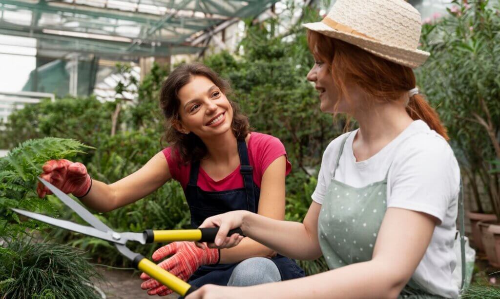 Wer schon einmal die Hände in die Erde gesteckt, Samen gesät und ein paar Wochen später erste Triebe gesehen hat, ahnt, warum Gartentherapie wirkt. Aber intuitives Erleben und wissenschaftliche Evidenz sind hier erfreulich gut im Einklang.