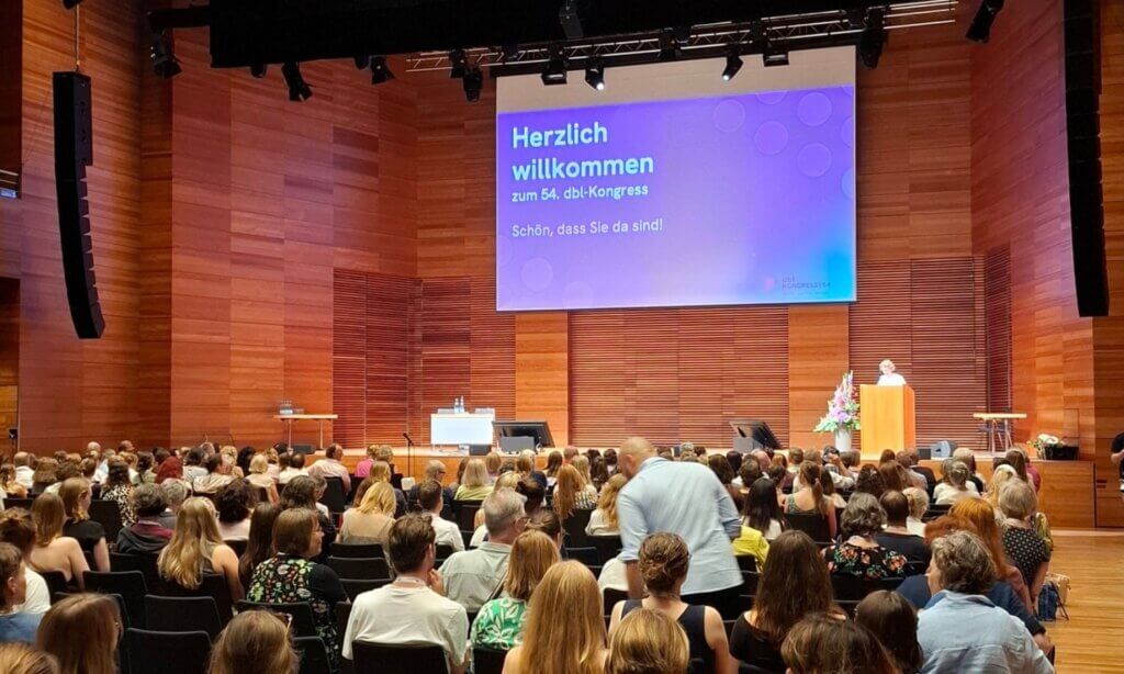 Nach einer Begrüßung durch dbl-Präsidentin Dagmar Karrasch, die neben dem politischen Frust über ausbleibende Reformen im Gesundheitssystem – Stichwort GKV-Beitragsstabilisierungsgesetz und nach wie vor viel zu lange Wartelisten – auch die beeindruckende Vielfalt der Kongress-Teilnehmenden hervorhob, stand die Keynote im Mittelpunkt des Eröffnungsvormittags. 