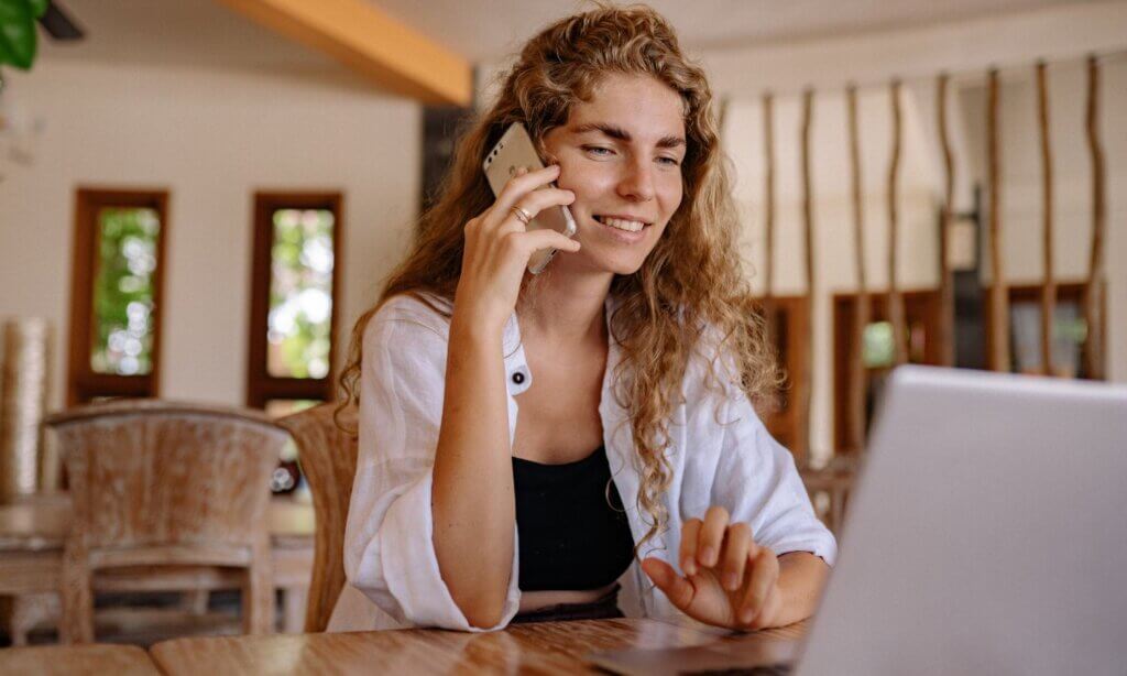 Wer im Urlaub auch online therapiert – oder dies plant –, bewegt sich in einem DSGVO-sensiblen Bereich. Therapeutische Gespräche sind besonders schützenswerte Daten im Sinne der Datenschutz-Grundverordnung (DSGVO), da sie Gesundheitsdaten darstellen.