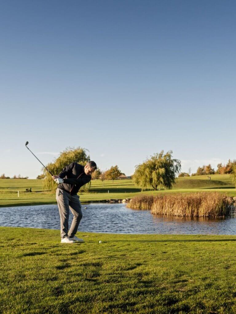 Golfen ist ebenfalls in Dänemark zu Hause: Über 180 Golfplätze verteilen sich über das Land, viele davon direkt an der Küste mit Blick aufs Meer – ein Erlebnis, das Golferinnen und Golfer aus ganz Europa anzieht.