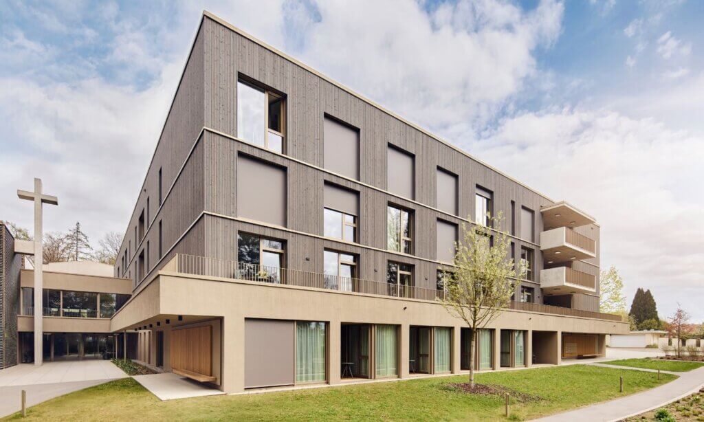 Auf dem Gelände des Dreifaltigkeitsklosters in Laupheim in Baden-Württemberg, das über Jahrzehnte vom klösterlichen Leben geprägt war, entsteht seit dem Wettbewerbsentwurf von donhauser postweiler architekten aus dem Jahr 2019 ein neues Kapitel.