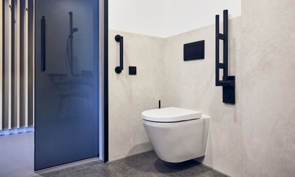 Ein zentraler Baustein des Entwurfs ist die konsequent barrierefreie Ausstattung der Sanitärräume. Zum Einsatz kommen Systemlösungen von HEWI, die speziell für Pflege- und Care-Bereiche entwickelt wurden.