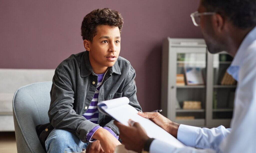 Wenn es um psychische Gesundheit im Schulalltag geht, ist die Psychologie meist die erste Anlaufstelle – und das aus gutem Grund. Ihr Angebot ist breit gefächert und reicht weit über die klassische Beratung hinaus.