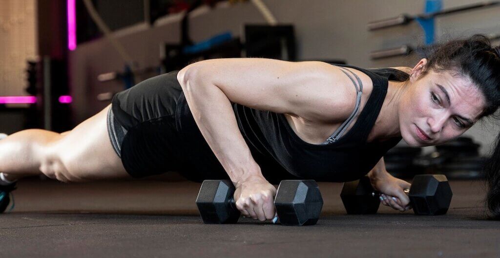 Zyklusbasiertes Training erklärt: Wie du Sport, Ernährung und Erholung an deine vier Zyklusphasen anpasst – für mehr Energie statt Frust.