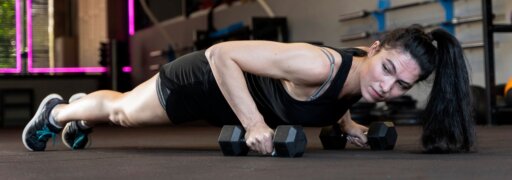Zyklusbasiertes Training erklärt: Wie du Sport, Ernährung und Erholung an deine vier Zyklusphasen anpasst – für mehr Energie statt Frust.
