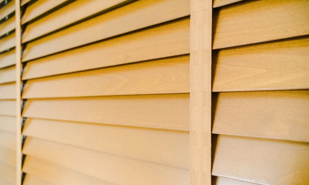Noch wirksamer, weil unmittelbar spürbar: außenliegender Sonnenschutz. Ob Außenjalousien, Fensterläden, Markisen oder Rollläden – entscheidend ist, dass die Wärme gar nicht erst ins Gebäude gelangt. Das ist deutlich effektiver als innenliegende Vorhänge oder Rollos, bei denen die Sonnenstrahlung ja bereits im Raum ist und erst danach wieder nach außen reflektiert wird.
