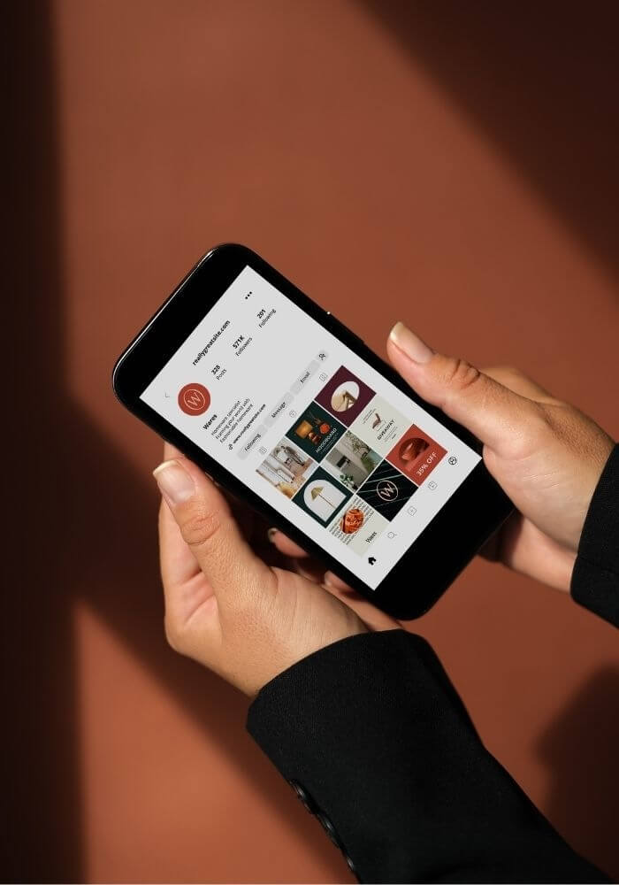 Die richtige Plattform wählen: Die Frage ist nicht „Wo sind alle?“, sondern „Wo erreiche ich meine Zielgruppe?“ Instagram eignet sich hervorragend für Praxisbekanntheit, PatientInnen-Kommunikation und Personal Branding. 