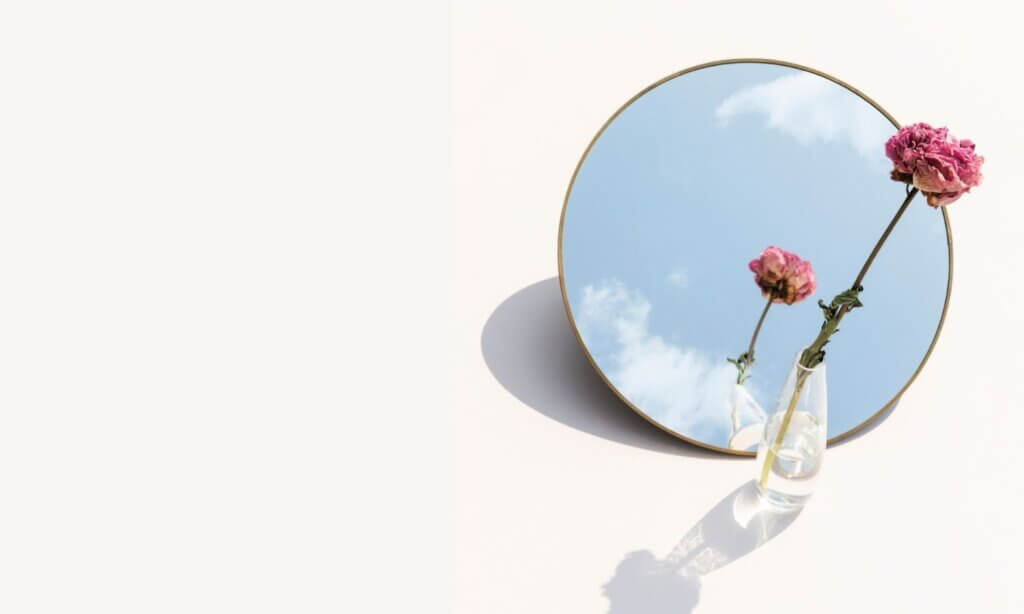 Wie läuft die Spiegeltherapie ab? Wir zeigen dir verschiedene Arten der Durchführung.