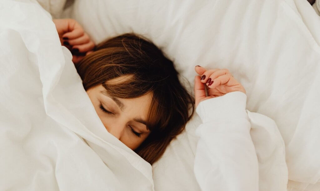 Bei der Unterfunktion (Hypothyreose) produziert die Schilddrüse zu wenig Hormone. Der Körper fährt gewissermaßen auf Sparflamme. Weil die Symptome meist schleichend kommen, werden sie oft jahrelang auf Alter, Stress oder „die Umstände“ geschoben.