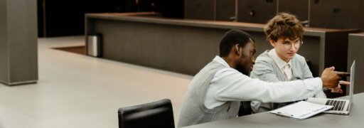 PraktikantInnen in der Praxis: Von Pflichtpraktikum bis Versicherung: Was in Deutschland und Österreich wirklich gilt