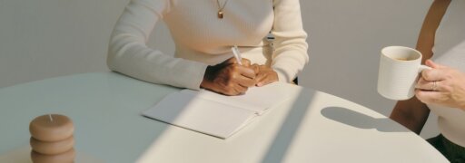 Du hast dich entschieden, deine eigene Praxis zu eröffnen? Hier erfährst du Schritt für Schritt, was in Deutschland und Österreich zu beantragen, anzumelden und zu bezahlen ist – egal, aus welcher Fachrichtung du kommst.
