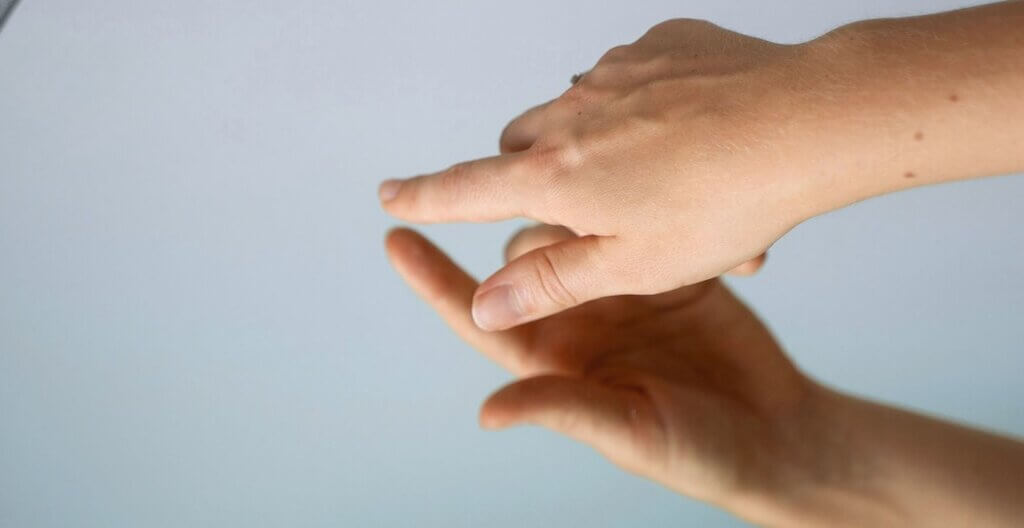 Spiegeltherapie in Physio- und Ergotherapie: Was die Methode kann, wo ihre Grenzen liegen und wie du sie in deinen Therapiealltag bringst.