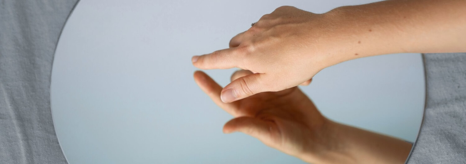 Spiegeltherapie in Physio- und Ergotherapie: Was die Methode kann, wo ihre Grenzen liegen und wie du sie in deinen Therapiealltag bringst.