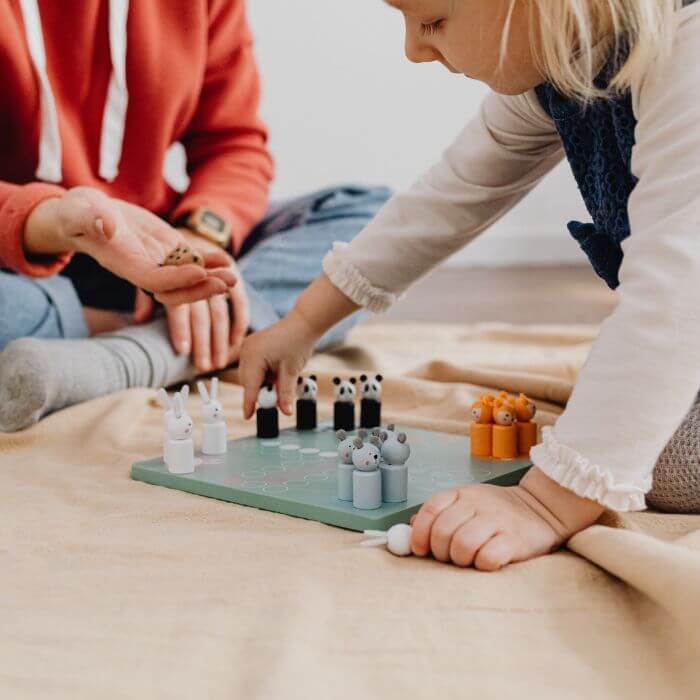 Entdecke zehn kreative und wirkungsvolle therapeutische Spiele, die Kinder, Jugendliche und Senioren in Therapie und Pädagogik spielerisch fördern.
